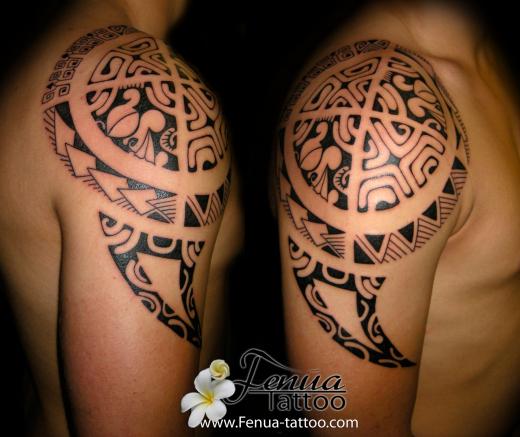 4b°) tattoo polynesien epaule
